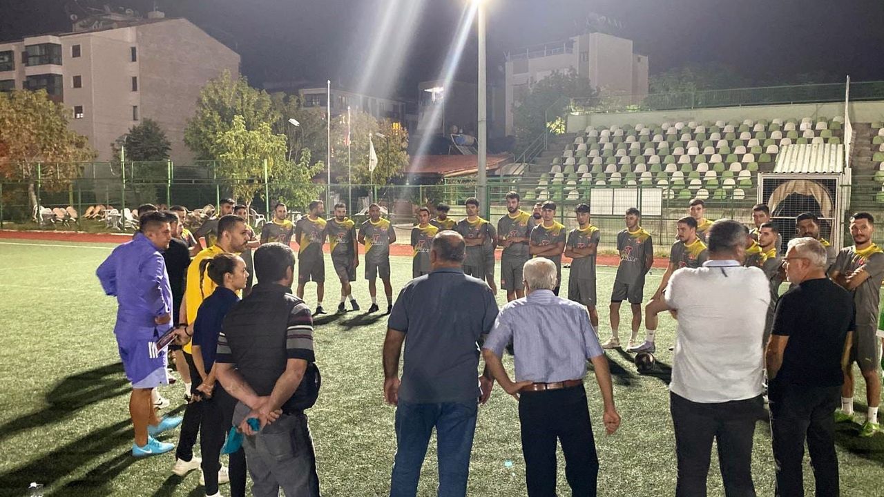 Salihli Seyrantepespor sahaya indi
