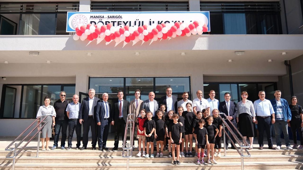 Sarıgöl'ün en büyük okulu yeni binasında ilk törenini yaptı