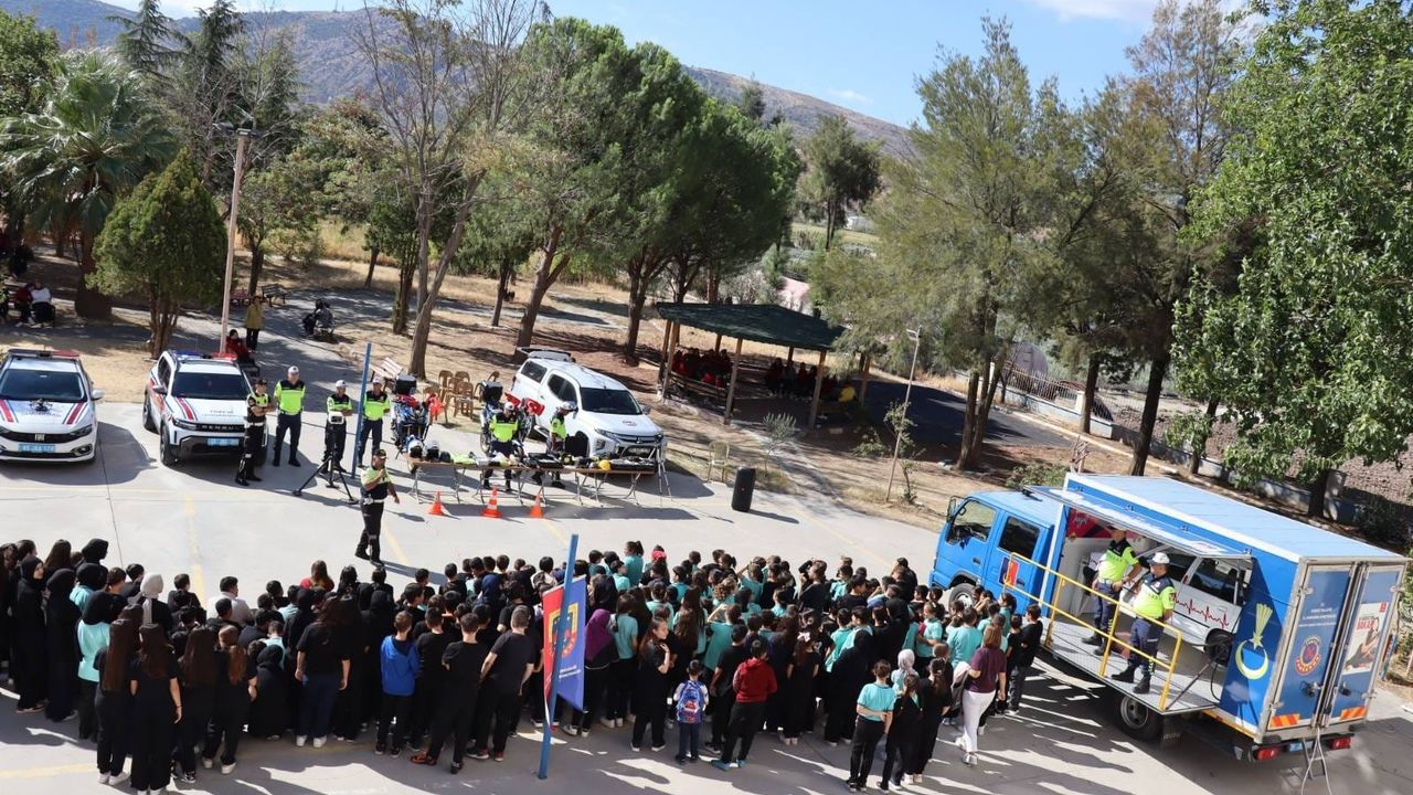 Akhisar'da öğrencilere trafik eğitimi verildi