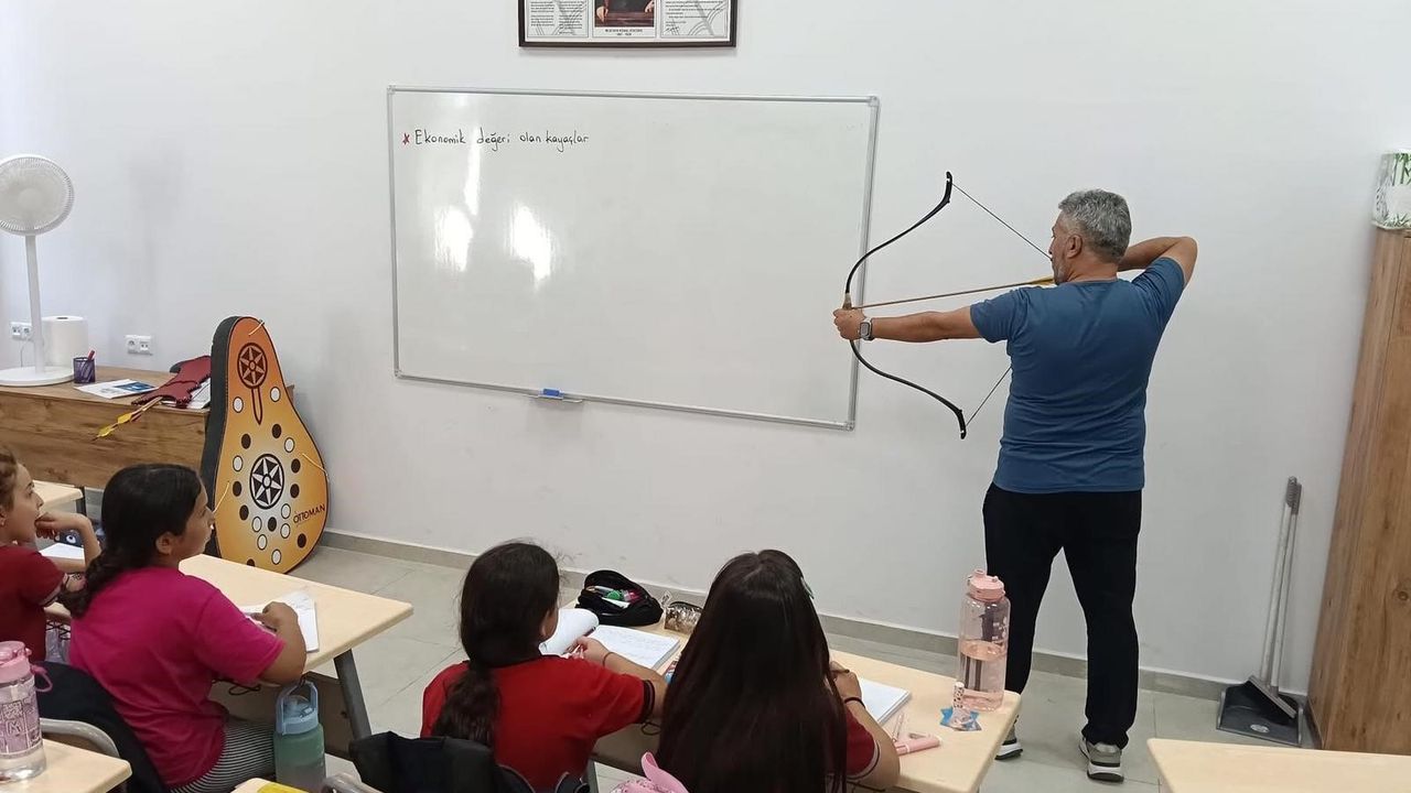 Sarıgöl’de okullarda "Geleneksel Türk Okçuluğu" tanıtımı yapıldı