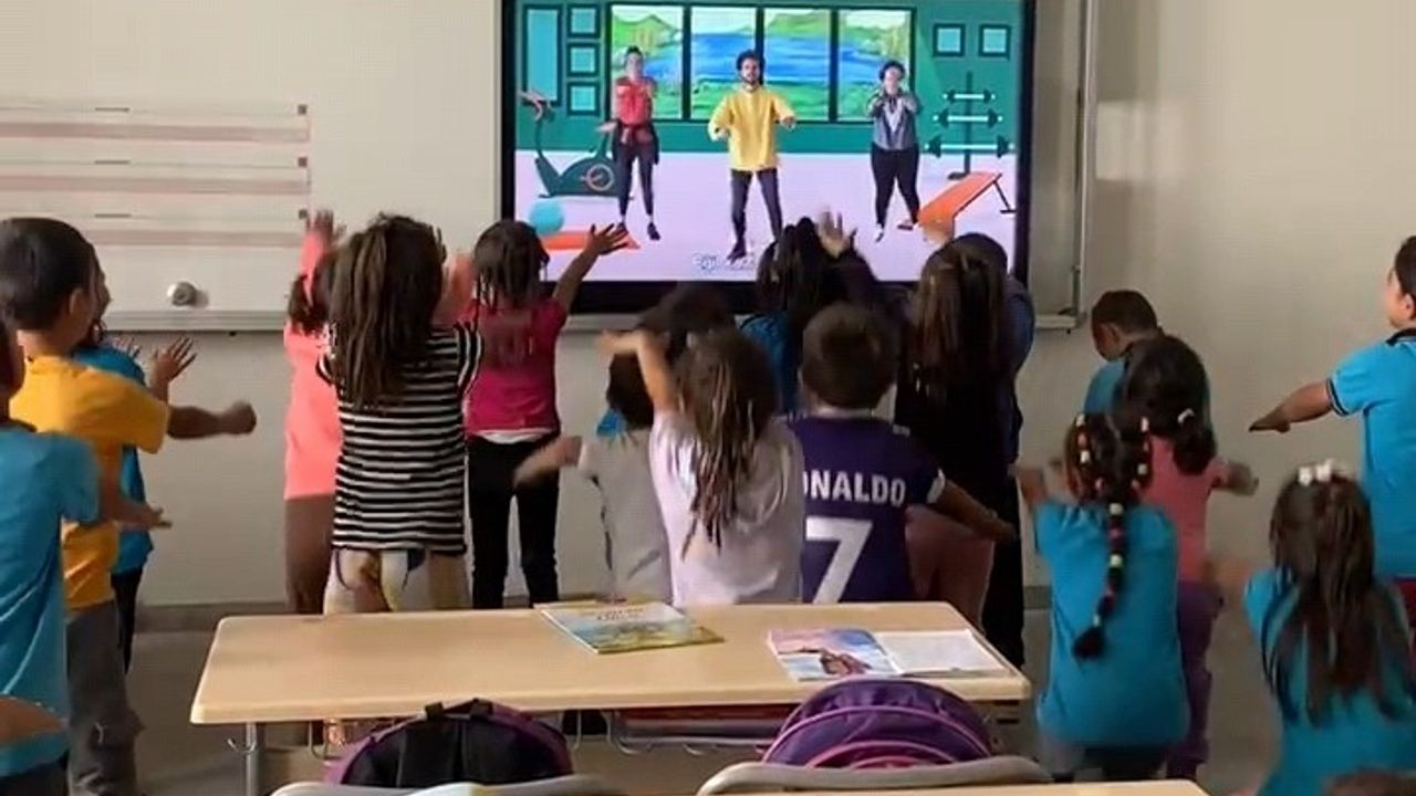 Köy okulunda akıllı tahta sevinci