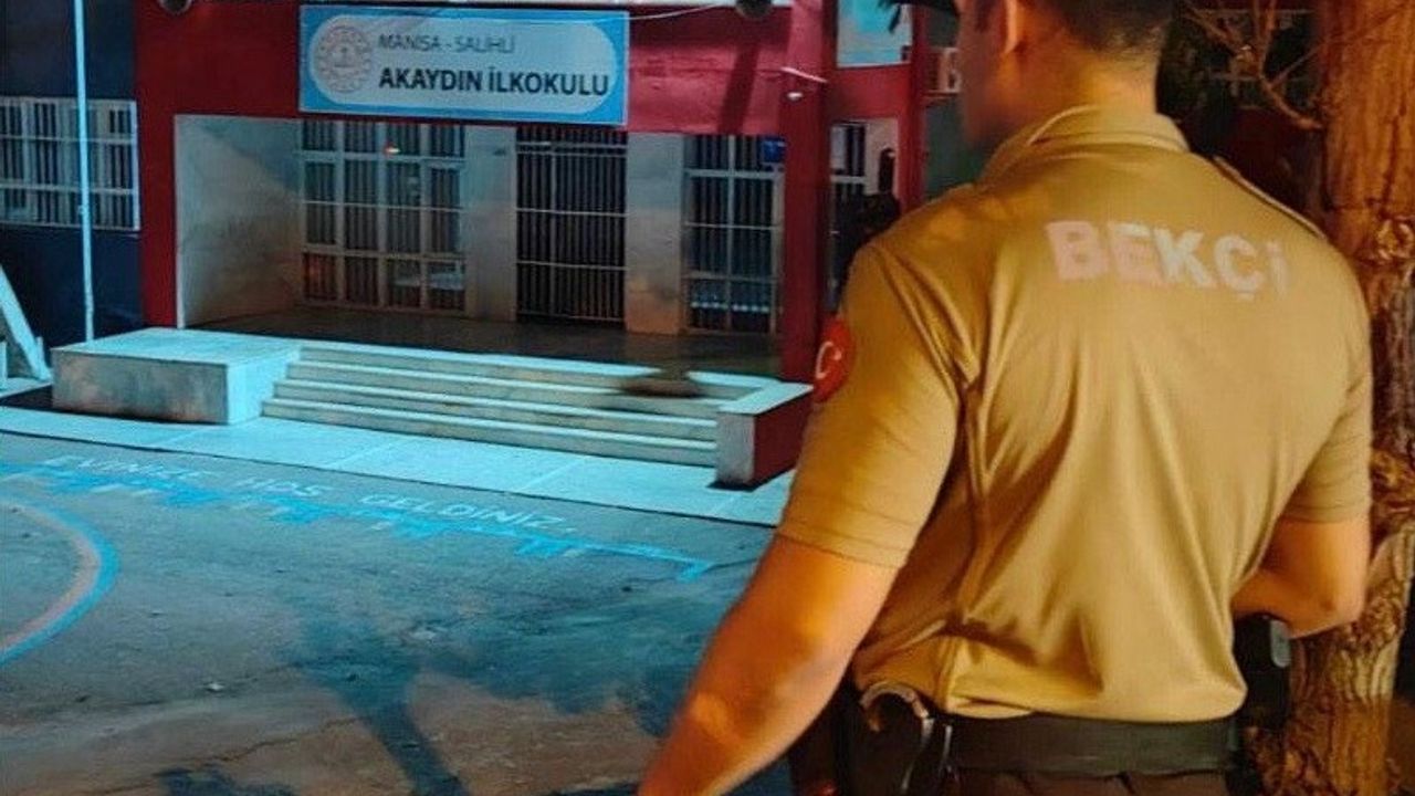 Salihli’de gece bekçileri, öğrencilerin güvenliği için nöbette