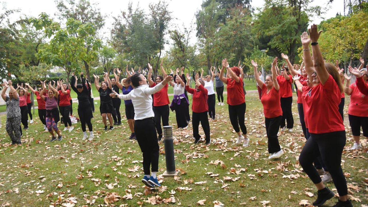 Yunusemreli kadınlardan açık havada spor etkinliği