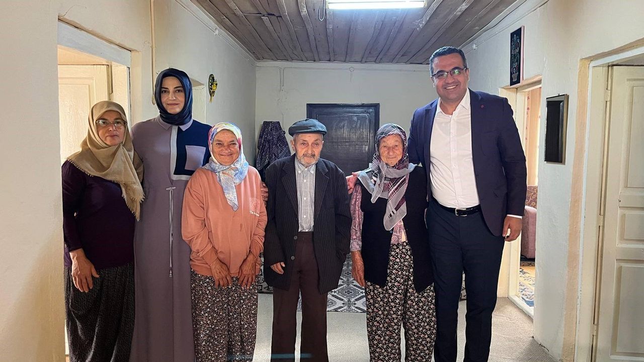 Sarıgöl Kaymakamı Dalak'dan Yaşlılar Günü sürprizi