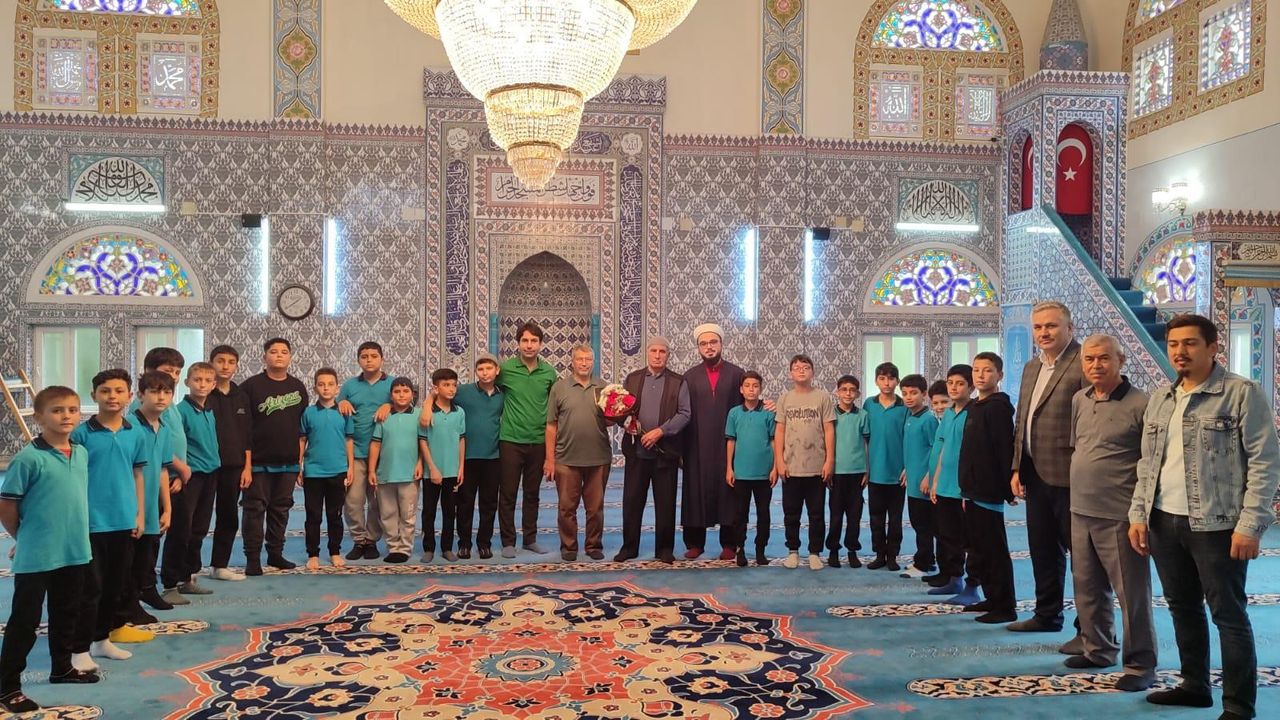 Sarıgöl'de öğrencilerden din görevlilerine çiçekli teşekkür