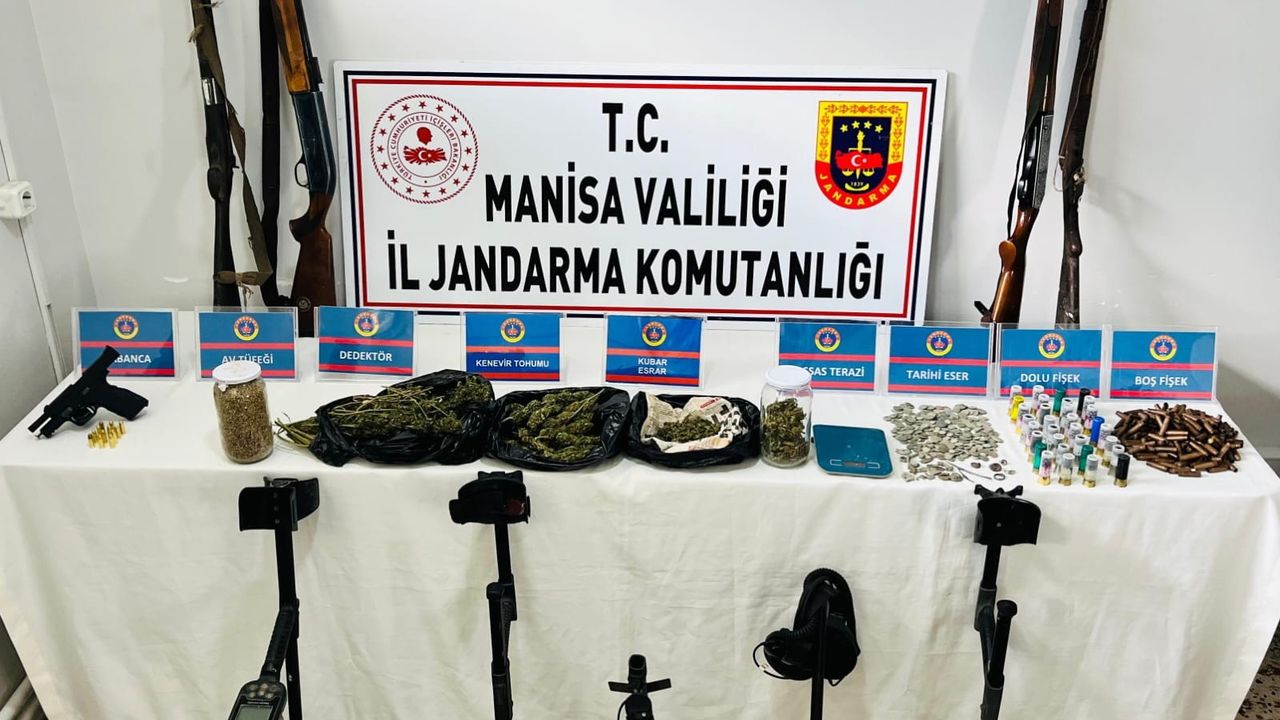 Manisa'da jandarmadan şok baskın: Uyuşturucu, silah ve tarihi eser ele geçirildi