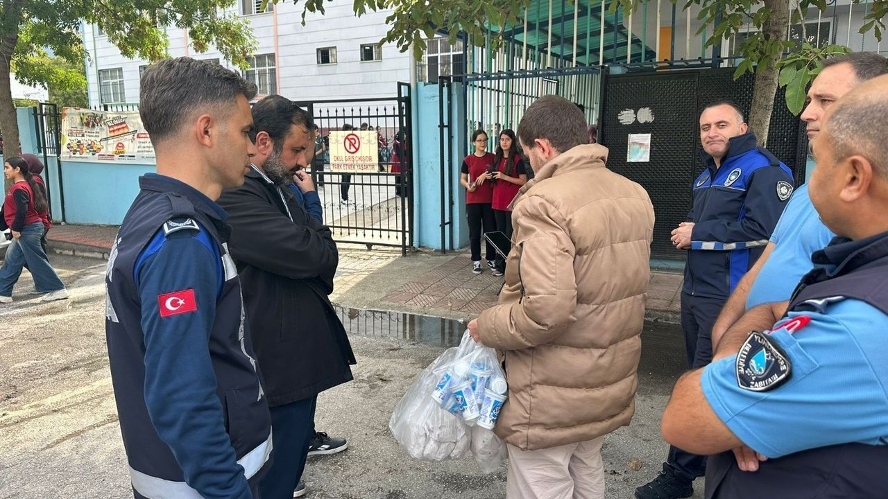 Manisa'da okul önlerinde seyyar satıcı denetimi