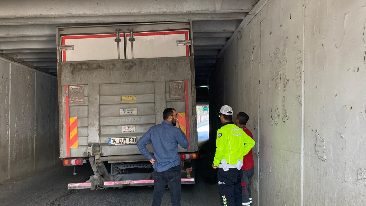 Alt geçitte sıkışan kamyonun yardımına ekipler yetişti