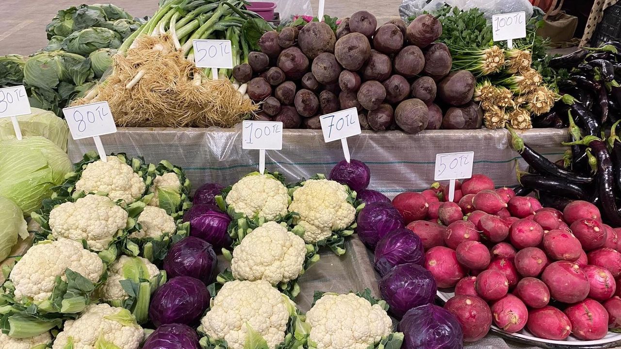 Sarıgöl Pazarı ata tohumlu sebzelerle renklendi