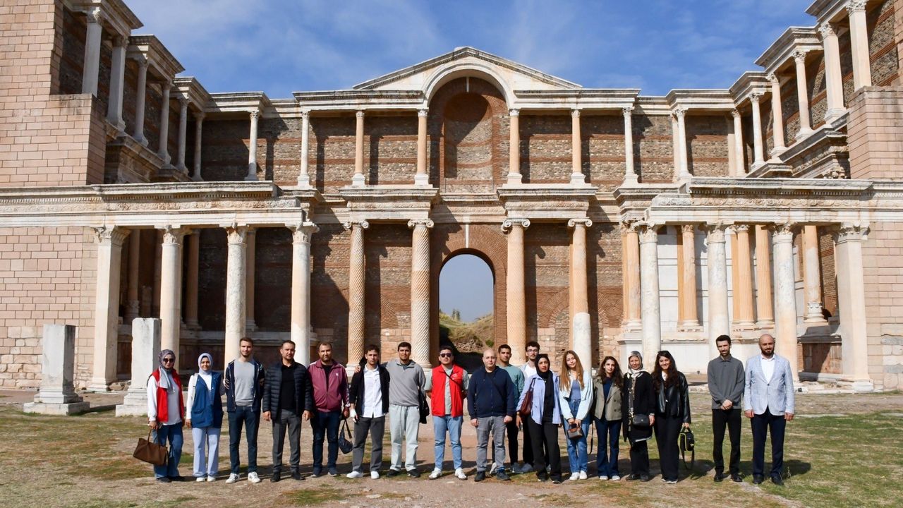 Yeni üniversiteliler Salihli’yi keşfetti