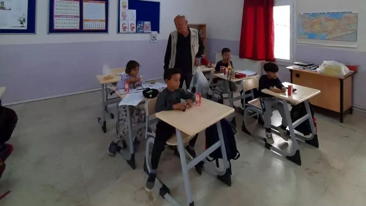 Emekli eczacıdan köy okuluna anlamlı destek