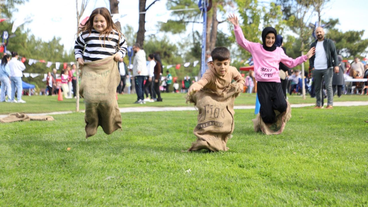 Çocuklar cumhuriyet etkinliğinde gönüllerince eğlendi