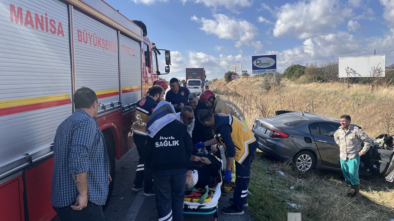 Kula'da otomobil tıra arkadan çarptı:1 yaralı