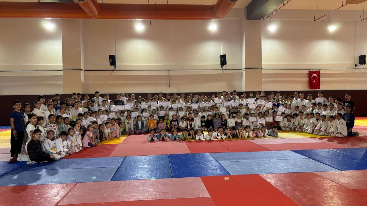Salihli'de 250 judocu kemer sınavında ter döktü