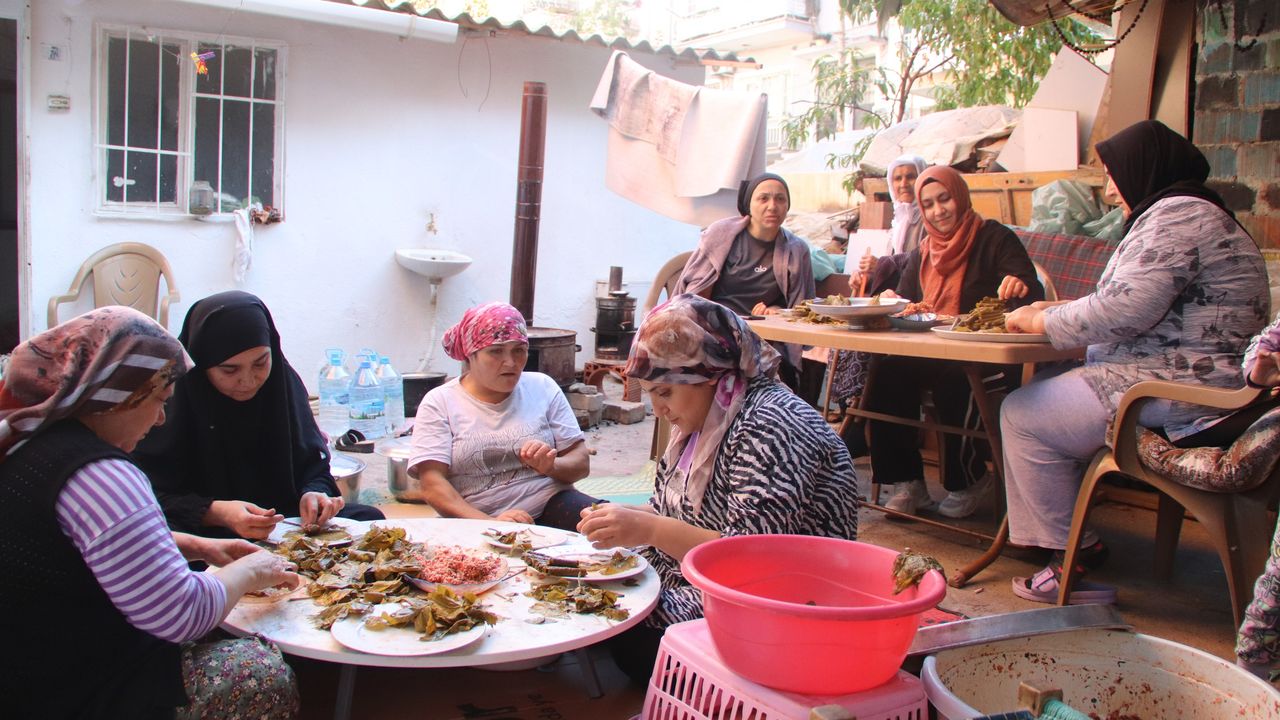 Turgutlulu kadınlar Gazze'ye destek için sarma sarıyor