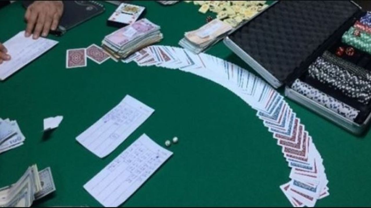 Manisa’da kahvehaneye kumar baskını: 4 kişiye 37 bin TL ceza!