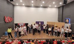 Ortaokul öğrencilerinin tiyatro performansı tam not aldı