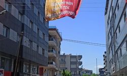 Salihli'de caddelere Galatasaray bayrakları asıldı