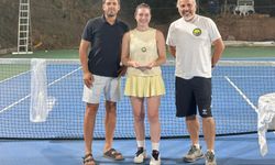 Tenis turnuvasında şampiyon olanlar halıyı kaptı