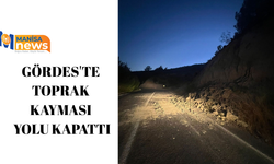 Gördes'te toprak kayması yolu kapattı