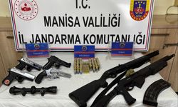 Salihli’de ikametten çok sayıda ruhsatsız tabanca ve tüfek çıktı