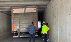 Alt geçitte sıkışan kamyonun yardımına ekipler yetişti