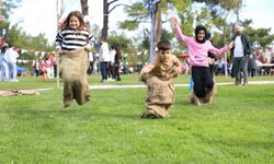 Çocuklar cumhuriyet etkinliğinde gönüllerince eğlendi