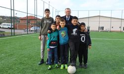 Başkan Balaban maç yapan çocukların eğlencesine ortak oldu