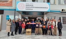 Salihli’de Galatasaraylı taraftarlardan eğitime spor malzemesi desteği