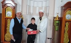 Namaza gelen çocuklar hediyeyle sevindirildi