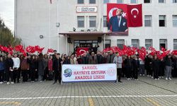 Sarıgöl’de öğrencilerden bayrağa anlamlı sahiplenme