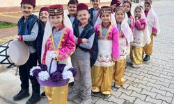 Küçük davulcular mahalleyi şenlendirdi