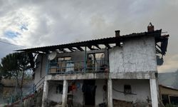 Selendi’de 2 katlı ev yangında kül oldu