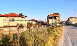 Tır kablolara takıldı: Direkler devrildi, facia ucuz atlatıldı