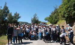Öğrenciler ve protokol el ele çöp topladı