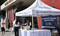 Manisa Büyükşehir’den YKS adaylarına su ve limonata ikramı