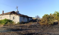 Selendi'de bir ev ve 2 dekarlık arazi alevlere teslim oldu