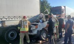 Manisa’da kamyonet tıra çarptı: 1’i ağır 2 yaralı