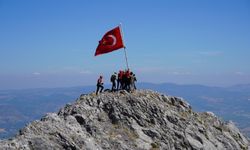 Spil'in zirvesindeki 15 Temmuz töreninde gaziler Türk bayrağını göndere çekti