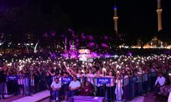 Demirci Kurtuluş Festivalinde sanatçı Zara sahne aldı