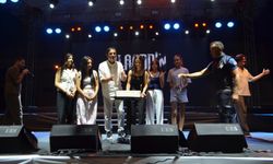 Çiçek takdimi için çıktığı sahnede sürprizle karşılaştı