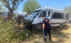 Alaşehir'de işçi minibüsü ağaca çarptı: 14 yaralı