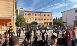 Manisa'da okul önünde silahlı saldırı: Yaralı öğrenciler var