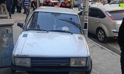 Polisten kaçarken ters yöne girdi, kaldırımda sıkıştı