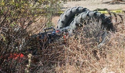 Devrilen traktörün altında can verdi