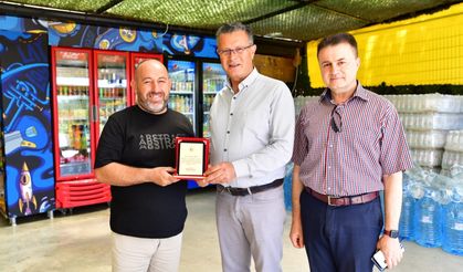 Çevreci bakkala Başkan Öküzcüoğlu'ndan plaket