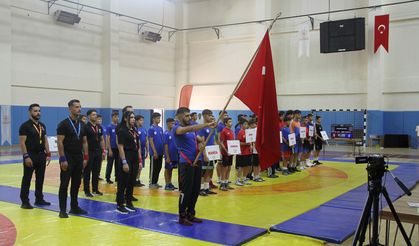 Anadolu Yıldızlar Ligi Türkiye Güreş Şampiyonası Kula'da başladı