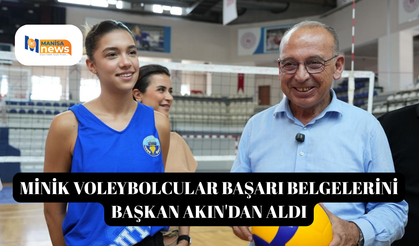 Minik voleybolcular başarı belgelerini Başkan Akın'dan aldı