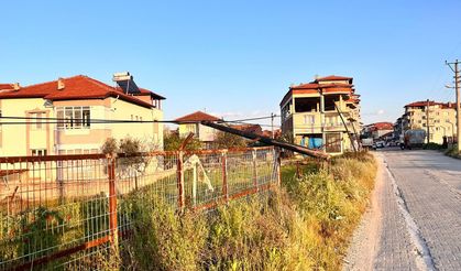 Tır kablolara takıldı: Direkler devrildi, facia ucuz atlatıldı