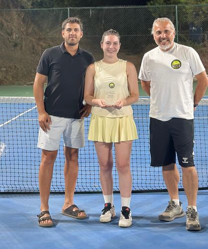 Tenis turnuvasında şampiyon olanlar halıyı kaptı